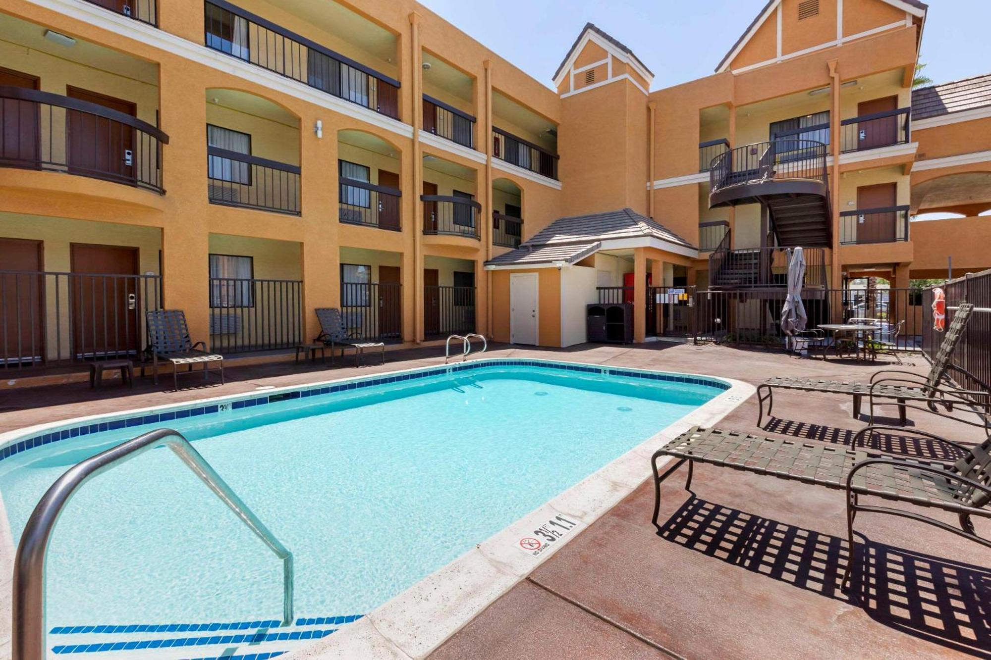 Quality Inn & Suites Westminster Seal Beach Екстер'єр фото