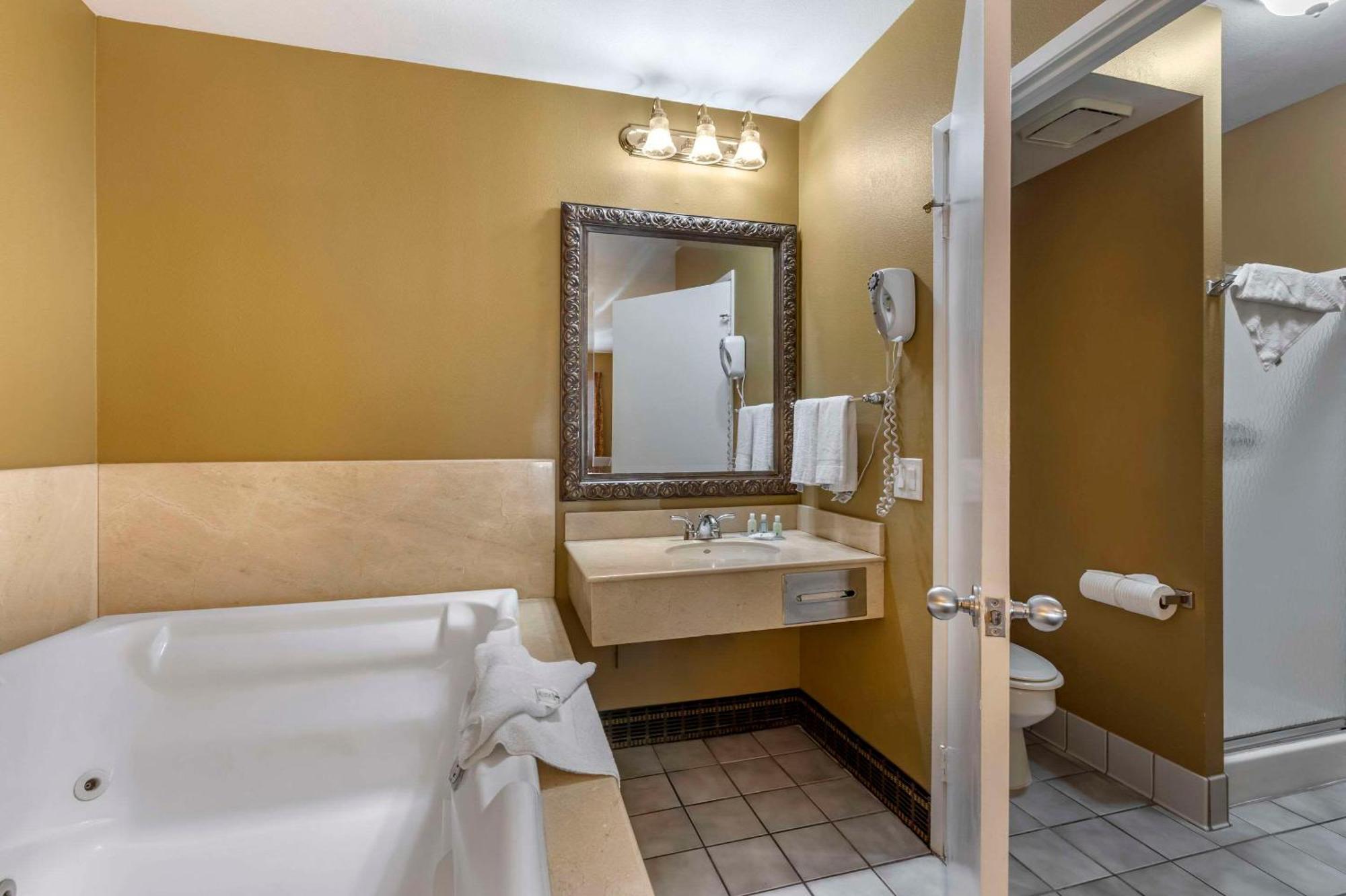 Quality Inn & Suites Westminster Seal Beach Екстер'єр фото