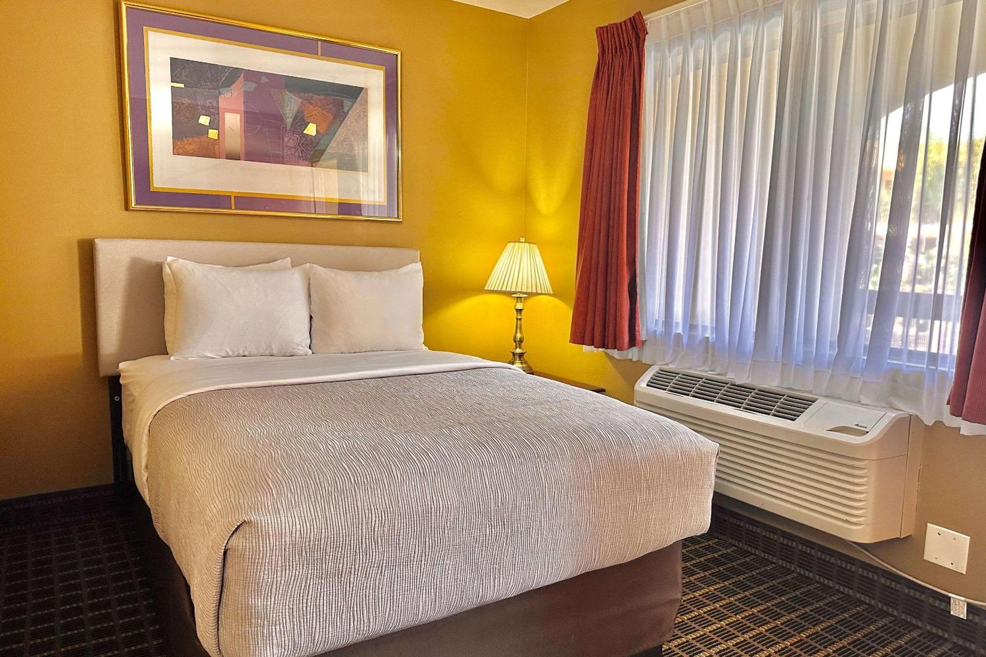 Quality Inn & Suites Westminster Seal Beach Екстер'єр фото