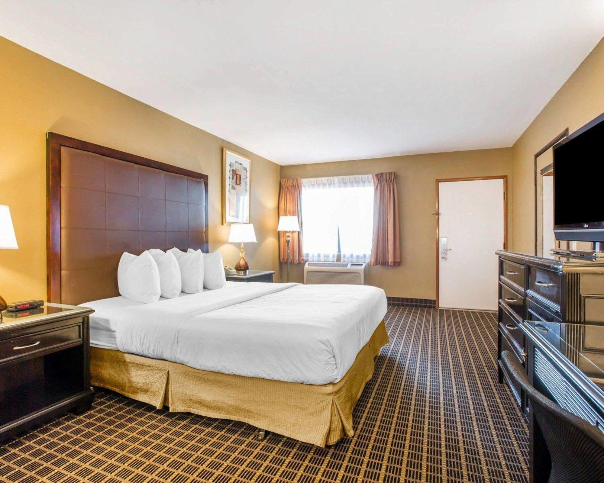 Quality Inn & Suites Westminster Seal Beach Екстер'єр фото