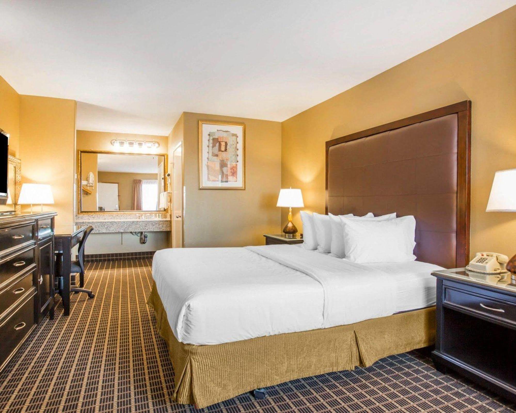 Quality Inn & Suites Westminster Seal Beach Екстер'єр фото