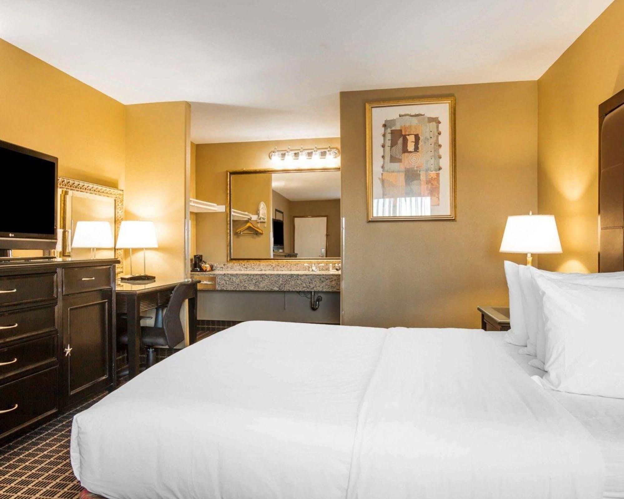 Quality Inn & Suites Westminster Seal Beach Екстер'єр фото